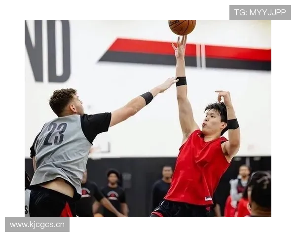 [CBA]杨瀚森单挑阿丘尔 写意单手挑篮命中.